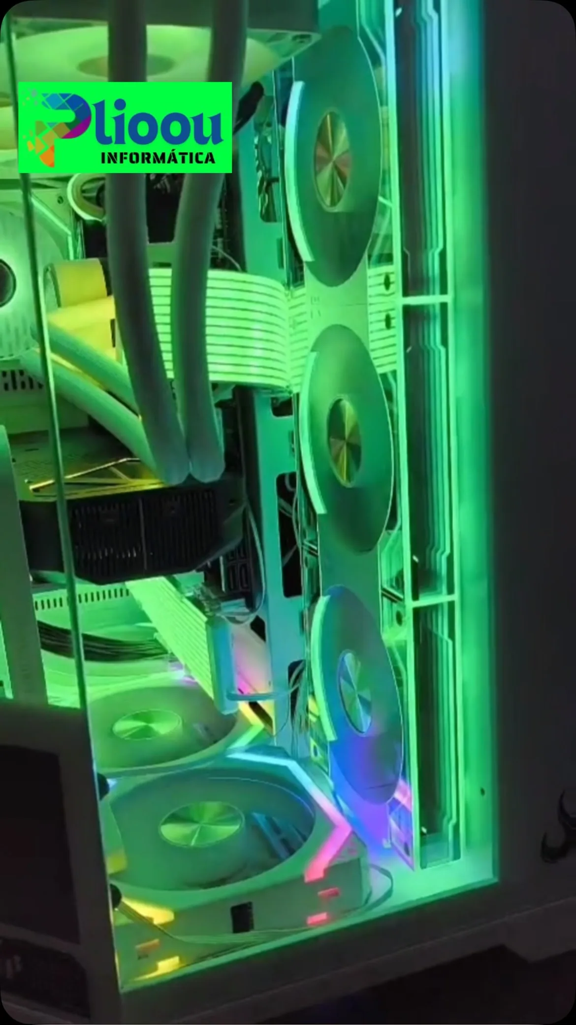 Interior de computador gamer após manutenção na Plioou